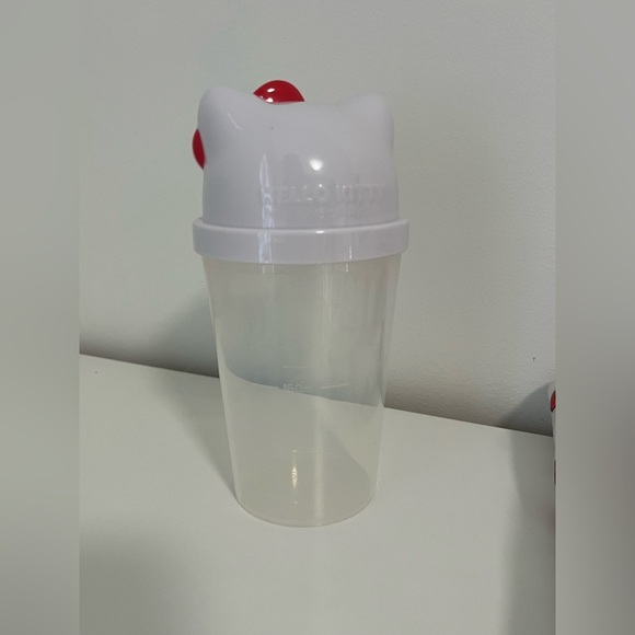 Hello Kitty Plastic Cup Bottle with Lid and Foldable Tote Bag - Picture 2 of 7